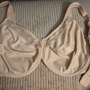 Wacoal 36DDD Like New Beige Lace Embellished Bra